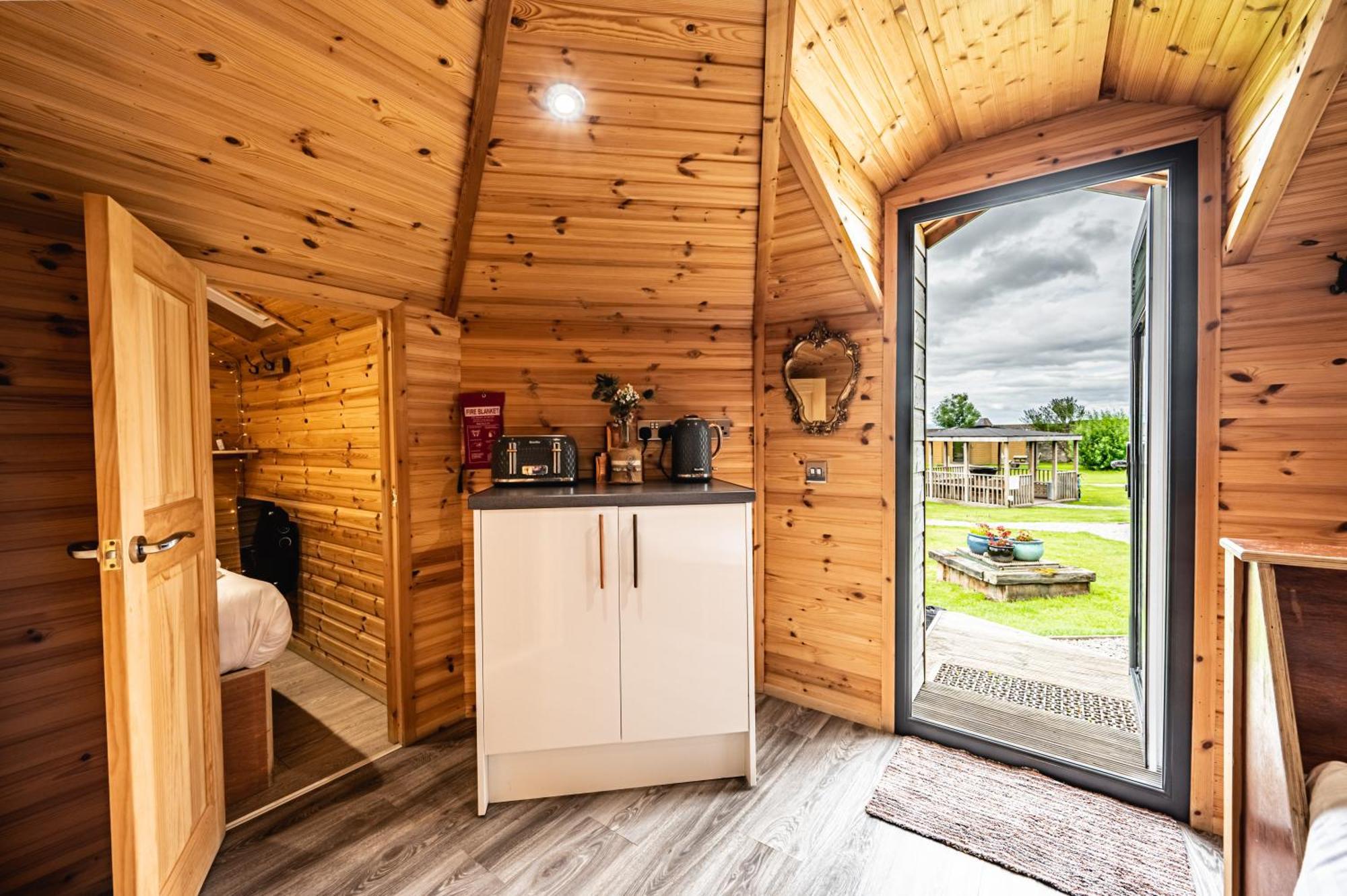 Delny Glamping Hotel Invergordon Bagian luar foto